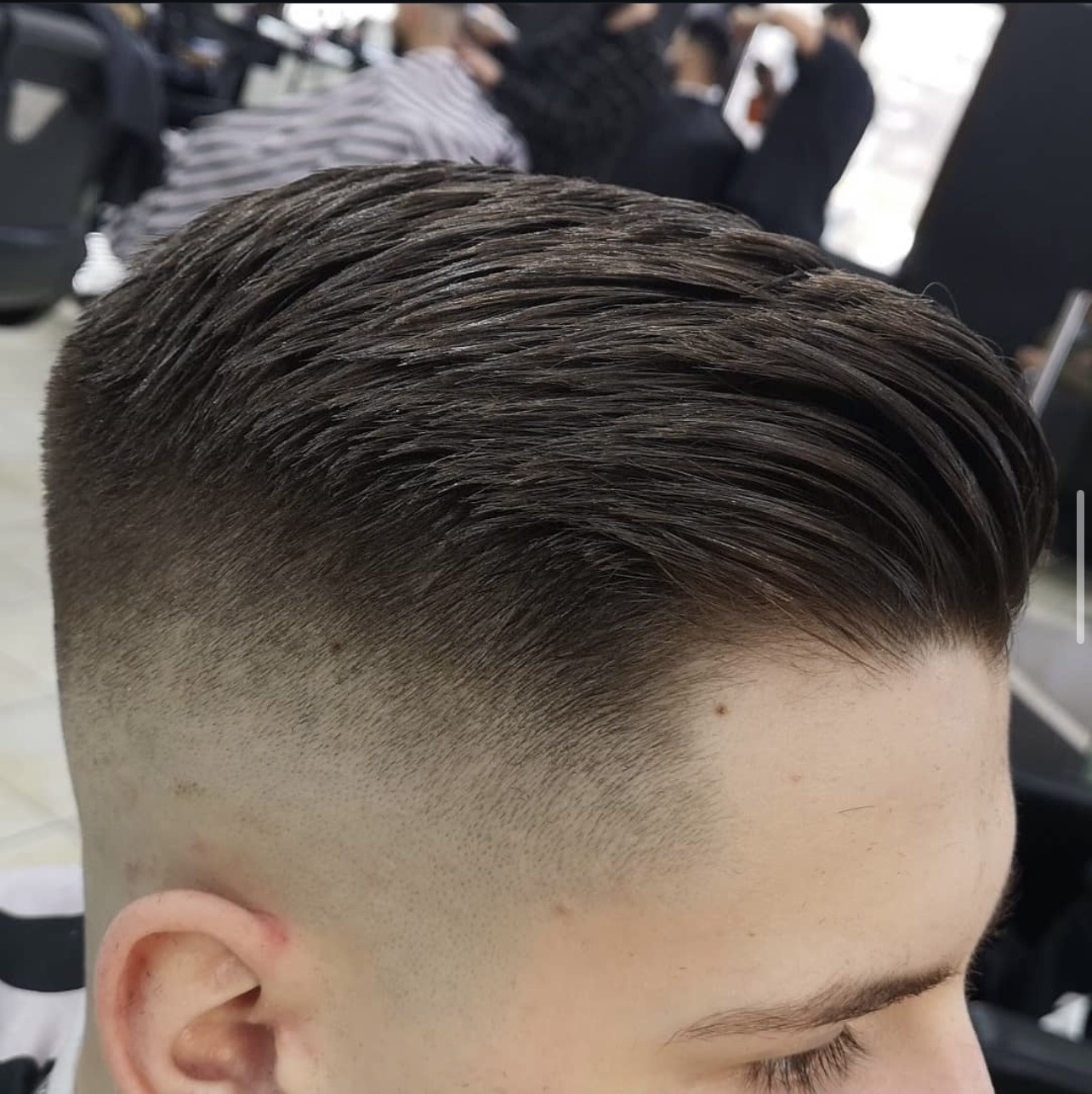 Klassisk slick back med skarp fade